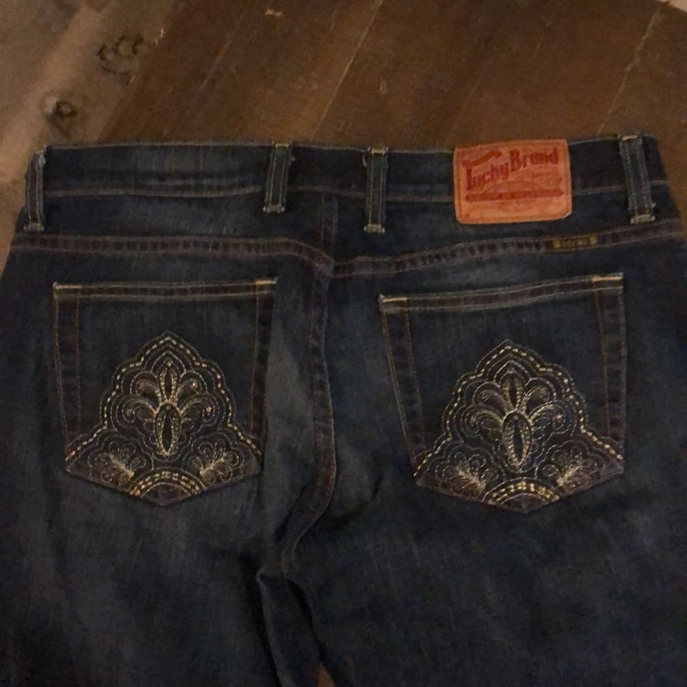 Lucky Brand Jeans. Great condition. Size 6/29. Cute details on back pockets